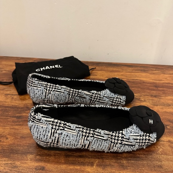 Chanel never worn flats AVAILABLE TILL 06/06 - Picture 3 of 10